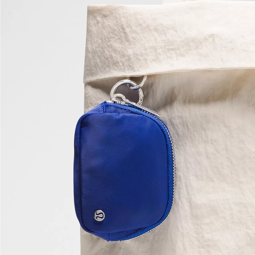 Lululemon Everywhere Belt Bag
Nano Riverside Silver